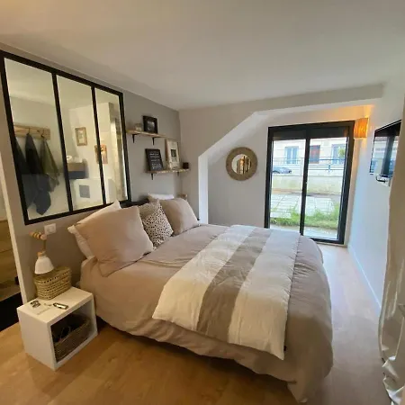 Maison Le Clos Joly Near Train Station 3 Bedrooms レ・サ​​ーブル・ドロンヌ